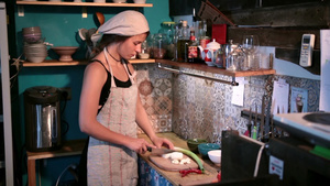 年轻女孩在厨房砧板上切割洋葱素菜11秒视频