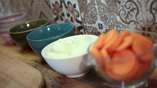 女人把切碎的洋葱放在陶瓷碗里视频