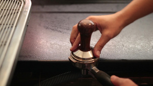咖啡师把磨碎的咖啡压进滤波器11秒视频