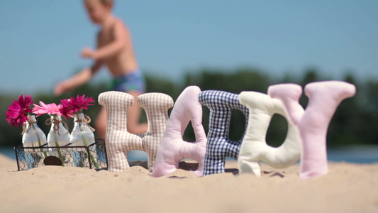 沙滩上摆放着字母玩具特写镜头视频