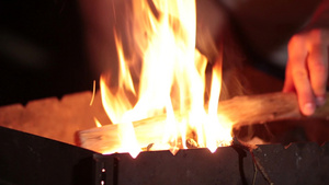 露营者在火盆边烤火14秒视频