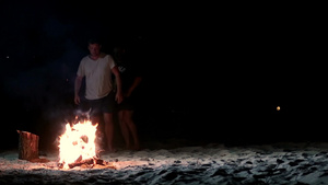 人们在海滩上跳过篝火20秒视频