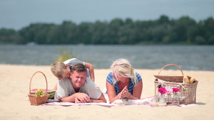 周末快乐的家庭在海滩上野餐放松16秒视频