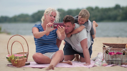 一家人在海滩上自拍视频