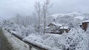 山上有一个白雪覆盖的村庄12秒视频
