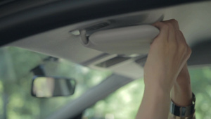 妇女将钥匙藏在汽车遮阳板上9秒视频