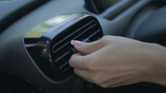 使用汽车空调系统的女性视频