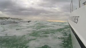 进入南非海岸粗糙海域的机动船13秒视频