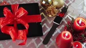 桌子上的一堆圣诞节礼物24秒视频
