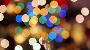 散焦的彩色圆形圣诞灯背景动画18秒视频