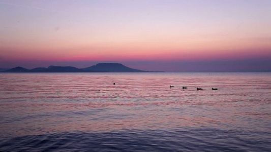 美丽的湖面日出风景视频
