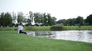 坐在湖边泡脚的女人6秒视频