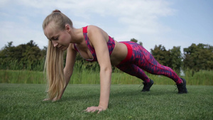公园年轻女性热身运动做俯卧撑17秒视频