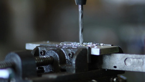 在工业工厂车间铁件金属切削的过程15秒视频