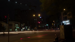 夜间十字路口车流人群灯光延时6秒视频