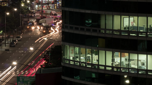 韩国首尔夜间交通与现代办公商业中心办公的人们视频