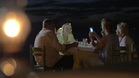 在海边餐馆吃饭的一家人视频