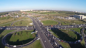 高速公路上城市全景交通鸟瞰图41秒视频