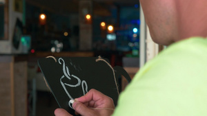 男人在黑板上用粉笔画咖啡标志11秒视频