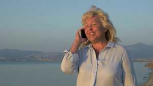 希腊漫步的成年妇女在打电话交谈43秒视频