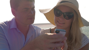 一对年轻的夫妇谈论手机中的照片26秒视频