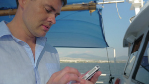 男士坐在船上玩手机17秒视频