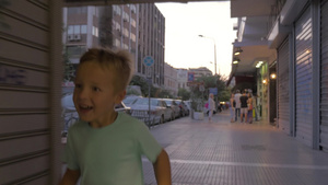 小男孩沿着希腊塞萨洛尼基的一条繁忙的街道跑7秒视频