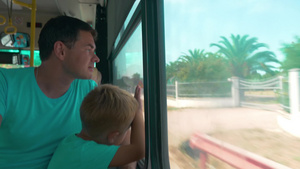 坐公共汽车的父亲和儿子朝窗外看16秒视频