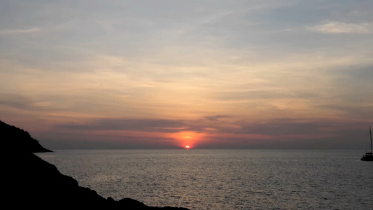 海上和山上的日落视频