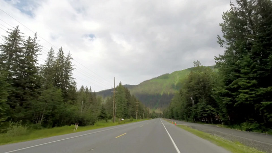 在阿拉斯加的一条山区公路上开车视频