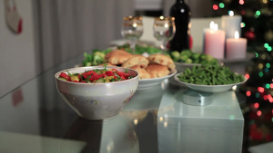 在桌子上摆放着一些食物一家人准备一起庆祝平安夜10秒视频