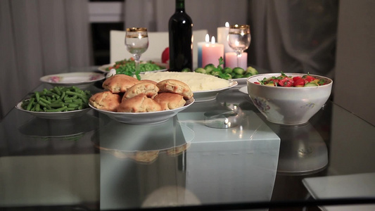 为庆祝感恩节准备了一桌烛光晚餐视频