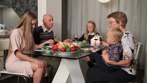 家庭成员围坐餐桌牵手感恩祈祷20秒视频