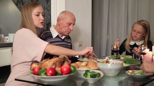 多代家庭在家享受传统的感恩节大餐视频
