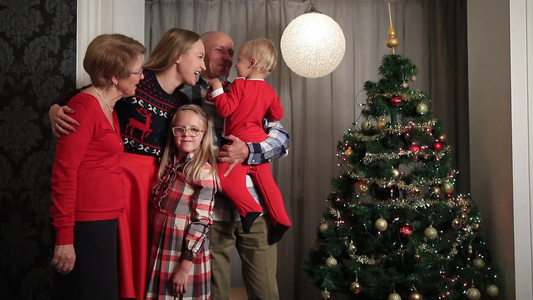 圣诞树旁拍照的一家人视频