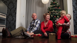 庆祝圣诞节的一家人7秒视频