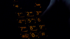 在夜间一个触摸音调无绳电话键盘拨打911紧急电话10秒视频