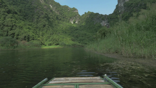 风景优美的山区里船在湖里前进视频