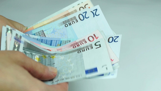 女人手中数欧元钞票视频
