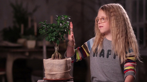 可爱的小女孩在家里照顾花盆里的绿色植物19秒视频