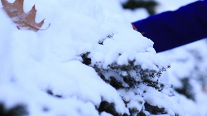 戴手套的女性慢慢划过积雪11秒视频