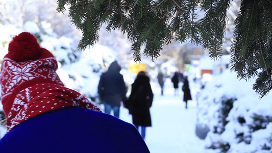 冬季在雪地街道上行走的人群视频