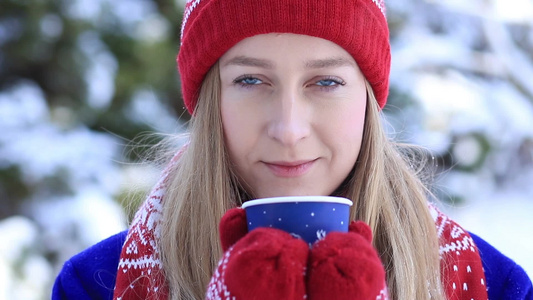冬天喝咖啡的女孩视频