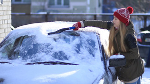 清扫汽车积雪的女孩13秒视频