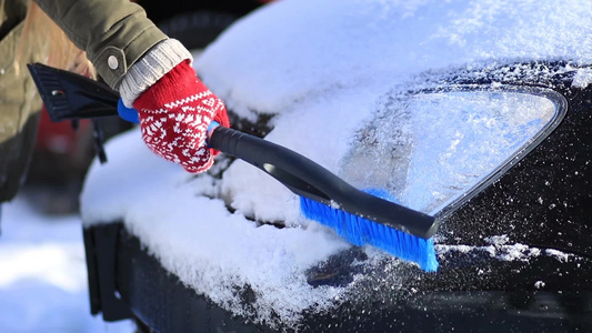 清洁汽车前灯的雪视频