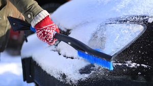 清洁汽车前灯的雪16秒视频