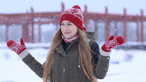 兴奋迷人的金发女人站在户外张开双臂享受着第一场雪14秒视频