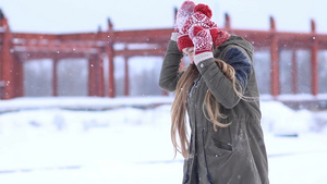 在雪地里打雪仗的女孩8秒视频