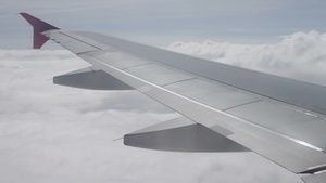 机窗外的云和飞机机翼14秒视频
