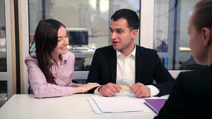 年轻夫妇在办公室签订合同15秒视频